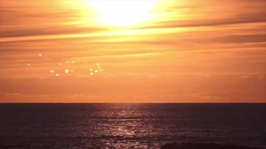 Dramatik Altın Gün Batımına Karşı Hava Uçuşu