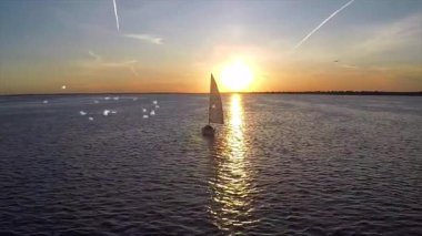 Bulutların altında uçan martılarla altın saat gökyüzü