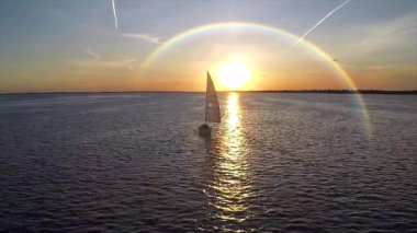 Gölde yelkenli tekne