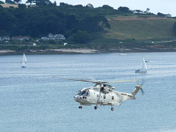 Hélicoptère Planant Dessus Baie Falmouth Cornwall Royaume Uni Photo Haute — Photo