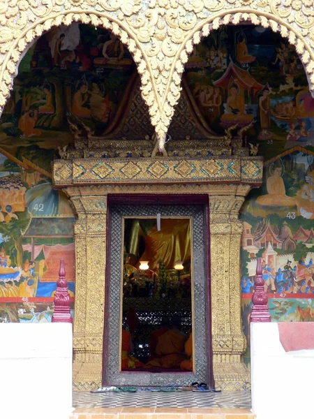 Monjes Cantando Través Puerta Wat Xieng Muan Luang Prabang Laos — Foto de Stock