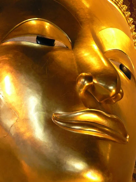 Impondo Perto Face Dourada Uma Estátua Buda Myanmar Foto Alta — Fotografia de Stock