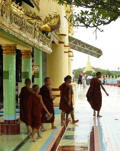 Ομάδα Νεαρών Βουδιστών Αρχαρίων Στο Ναό Στο Mandalay Hill Μιανμάρ — Φωτογραφία Αρχείου