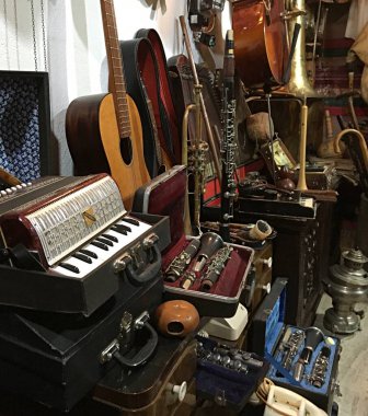 Arnavutluk, Balkanlar 'daki Antika atölyesinde büyük bir klasik müzik enstrümanı koleksiyonu kapatıldı. Yüksek kalite fotoğraf