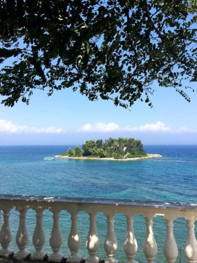 Yunan tatil adası Korfu 'nun dışındaki Fare Adası' nın hayali görüntüsü. Yüksek kalite fotoğraf