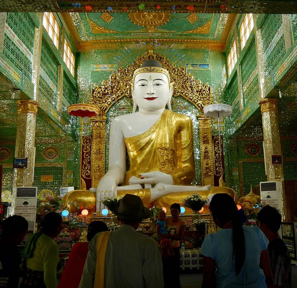 Menigte gelovigen voor gouden Boeddha in pagode, Sagaing, Myanmar — Stockfoto