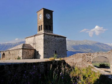 Saat kulesi ve eski taş köprüsü, kopyalama alanı, Girokaster, Arnavutluk