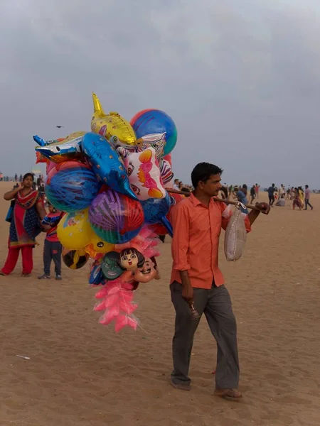カラフルな元の風船 チェンナイのビーチ 南インドを販売する男 高品質の写真 — ストック写真