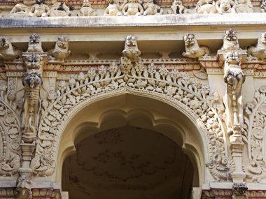 Güney Hindistan 'daki Meenakshi Amman Tapınağı' ndaki süslemeleri kapatın. Yüksek kalite fotoğraf