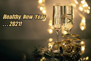 2020 Noel 'i şampanyayla kutlayan sağlıklı bir yeni yıl mesajı ve 2021 Yeni Yıl' ı salgınla kutluyoruz. Yüksek kalite fotoğraf