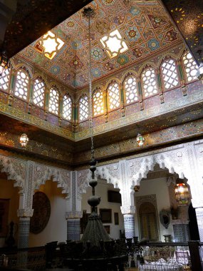 Güzel, süslü bir cami tavanı, Fas. Yüksek kalite fotoğraf