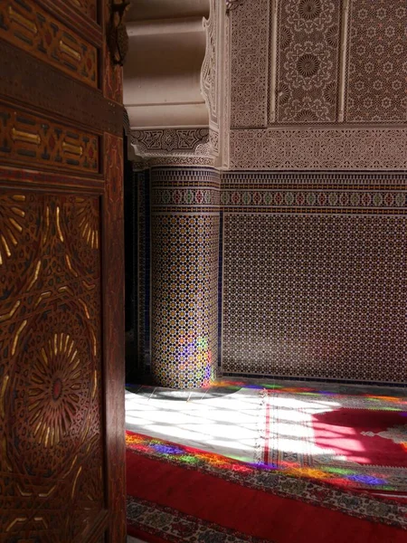 Puerta Madera Adornada Pasillo Mezquita Con Luz Color Reflejada Suelo —  Fotos de Stock