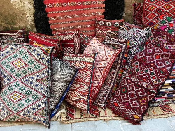 Κοντινό Πλάνο Μιας Επιλογής Από Πολύχρωμα Χειροποίητα Μαξιλάρια Του Μαρόκου — Φωτογραφία Αρχείου