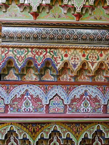 Primo Piano Dettaglio Mobili Marocchini Multicolori Tradizionali Riccamente Decorati Dipinti — Foto Stock