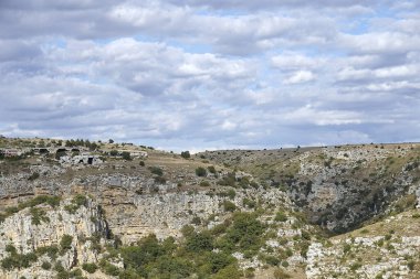 Anne, ziyaret edilecek, hayran olunacak, keşfedilecek bir şehir. materya manzarasının tipik bir görüntüsü - gravina kanyonu