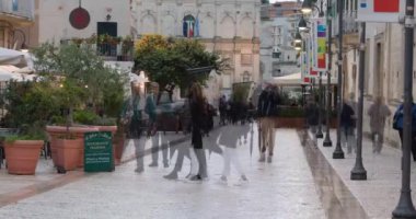 İnsanlar, maskeli turistler Matera 'da Ridola üzerinden içeri giriyorlar. 2019 Avrupa kültür başkentinde tecrit sonrası turizm.