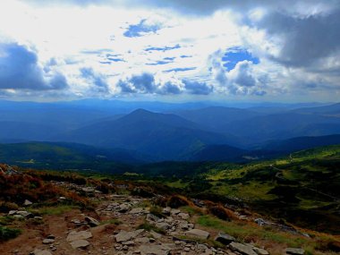 Ukrayna Karpatlarının sıradağları, Hoverla 'nın zirvesine yapılan bir yolculukta filme alındı.