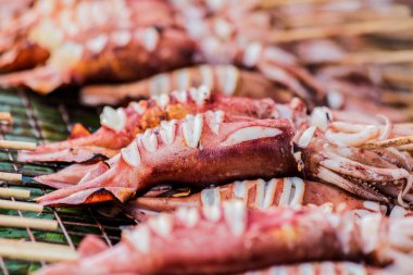 Sokak yemeklerinde şiş çubukları ile ızgara kalamar ızgara