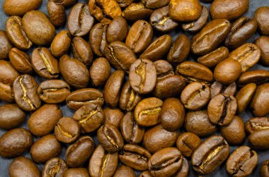 Siyah arkaplanda kahve çekirdekleri