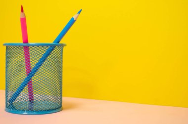 Kalem tutacağında renkli kalemler