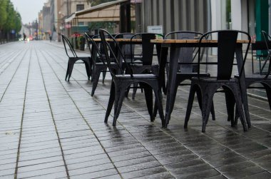 Şehir merkezinde boş masalar, salgın hastalık, karantina