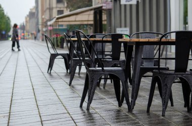 Şehir merkezinde boş masalar, salgın hastalık, karantina