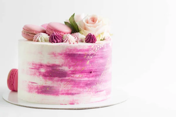 Bolo Casamento Rosa Com Flores Rosa Macaroons Cima Fundo Branco — Fotografia de Stock