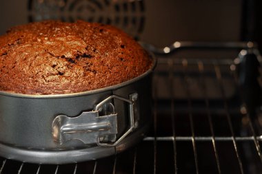 Ev yapımı kek fırında. Fırında kırmızı kadife kek pişiriyorum.