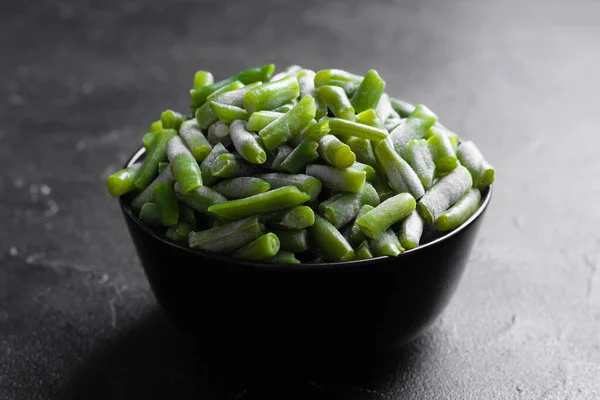 Groene Bonen Stukjes Gesneden Ingevroren Zwarte Schaal Zwarte Marmeren Tafel — Stockfoto