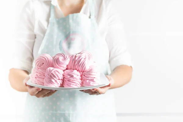 白を基調としたピンクゼファー ゼファー の白い皿を持つ菓子職人や菓子職人 — ストック写真