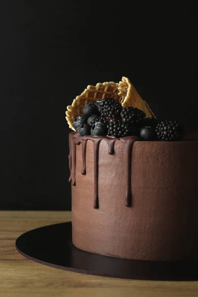 Pastel Chocolate Marrón Con Gotas Chocolate Lado Cono Gofre Con — Foto de Stock