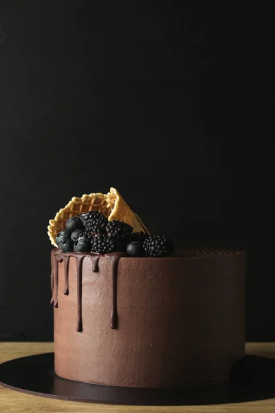 Коричневий Шоколадний Торт Шоколадними Стрибками Збоку Вафельним Конусом Ожиною Чорницею — стокове фото