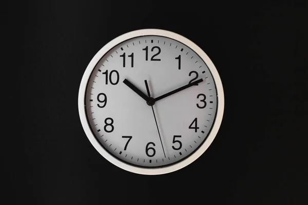 Relógio Branco Com Dígitos Pretos Ponteiros Relógio Preto Pendurados Parede — Fotografia de Stock