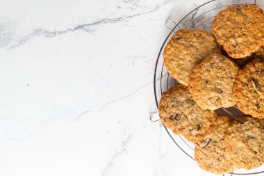 Beyaz arka planda taze yulaf ezmeli kurabiyelerden oluşan başlık üzerinde metin için boş yer var.