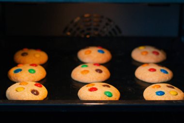 Fırında renkli çikolata damlacıkları olan taze kurabiyeler.