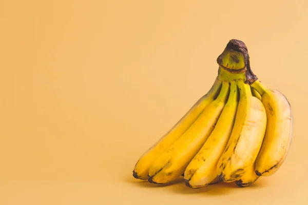 Bando Bananas Fundo Amarelo Com Espaço Cópia — Fotografia de Stock