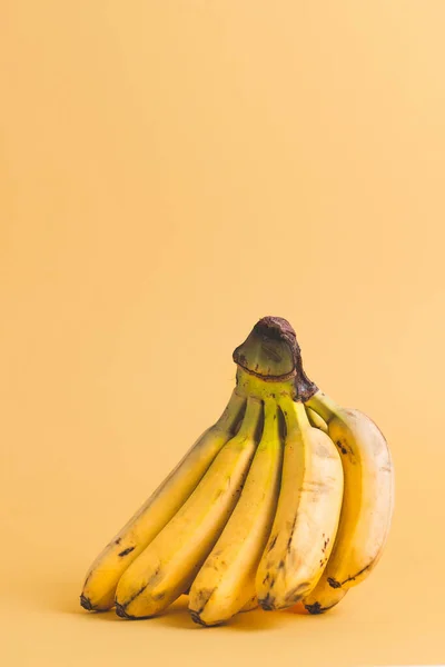 Bando Bananas Fundo Amarelo Com Espaço Cópia — Fotografia de Stock