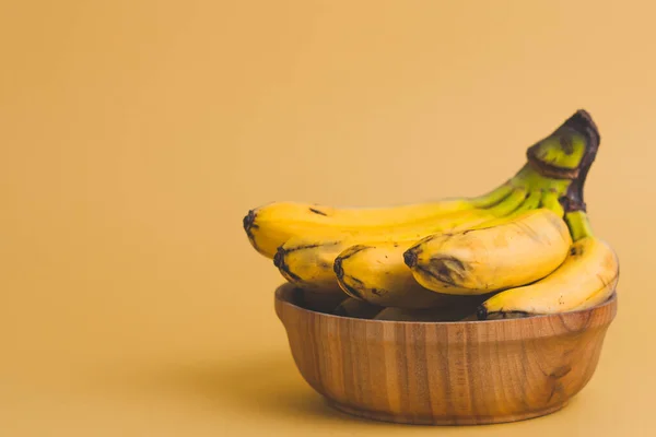 Bando Bananas Fundo Amarelo Com Espaço Cópia — Fotografia de Stock