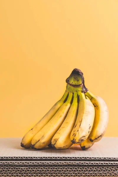 Bando Bananas Carrinho Cartão Fundo Amarelo — Fotografia de Stock