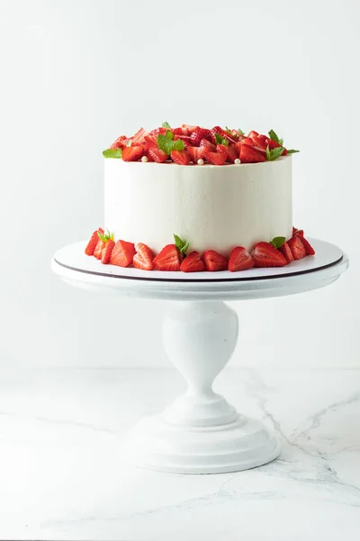 White Buttercream Cake Decorated Strawberries Mint Leaves White Cake Stand — Stock Photo, Image