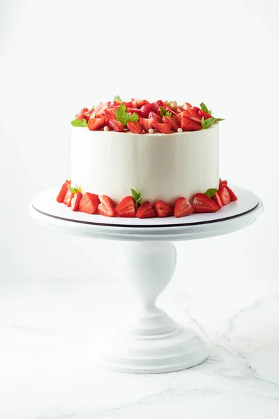 Weiße Buttercremetorte Mit Erdbeeren Und Minzblättern Auf Dem Weißen Kuchenstand — Stockfoto