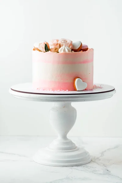 Bolo Rosa Decorado Com Flores Rosa Biscoitos Merengue Fundo Branco — Fotografia de Stock