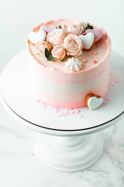 Rosafarbene Torte Mit Rosafarbenen Rosenblüten Und Merengue Keksen Auf Weißem — Stockfoto