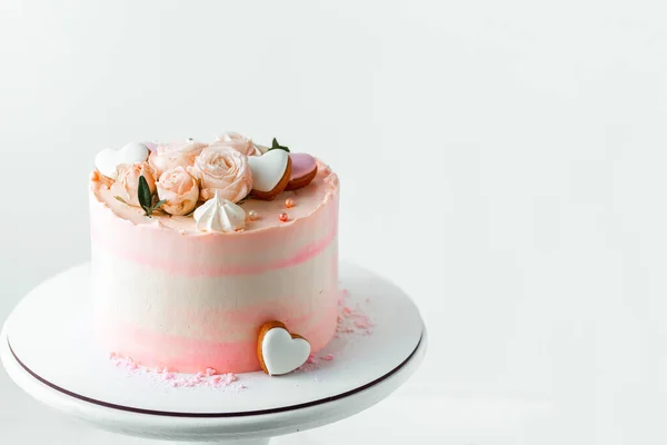 Roze Taart Versierd Met Roze Rozenbloemen Merengue Koekjes Witte Achtergrond — Stockfoto