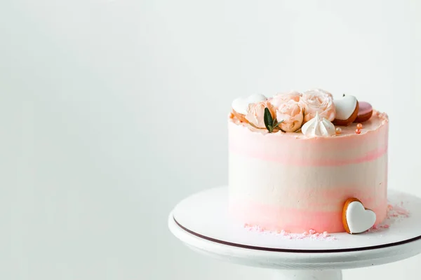 Rosafarbene Torte Mit Rosafarbenen Rosenblüten Und Merengue Keksen Auf Weißem — Stockfoto