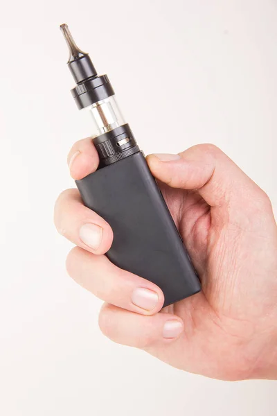 Siyah Elektronik Sigara Vape Beyazlar Arkaplanındaki Bir Erkeğin Elinde Yakın plan