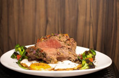 Kızarmış ve baharatlı et ve yanında kızarmış yumurta, brokoli, soğan ve domates..