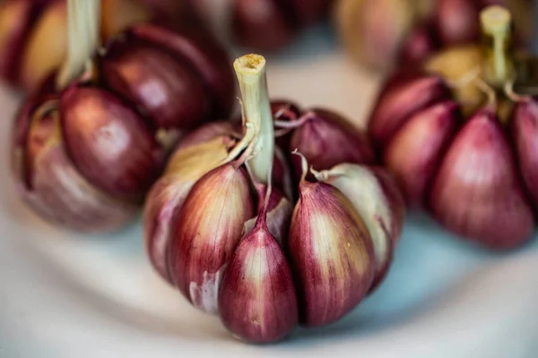 Ail Violet Cru Gros Plan Sur Une Assiette Blanche Sur — Photo