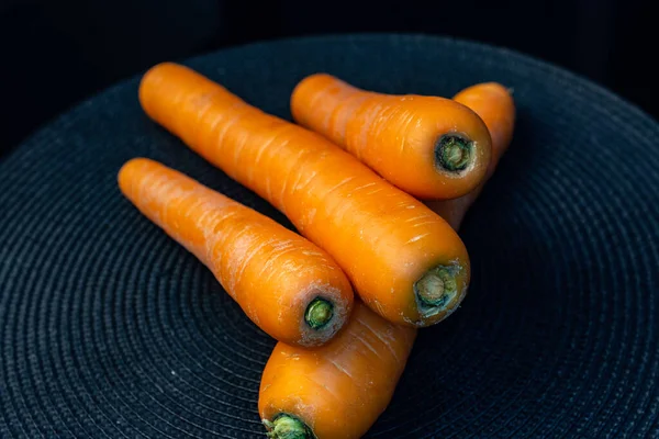Rohe Karotten Auf Schwarzem Strohhintergrund — Stockfoto