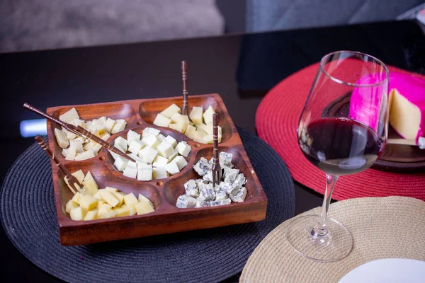 酒和奶酪木片芝士板 上有木片芝士 新鲜的意大利面 意大利面和果仁佐拉 上面有红葡萄酒 — 图库照片